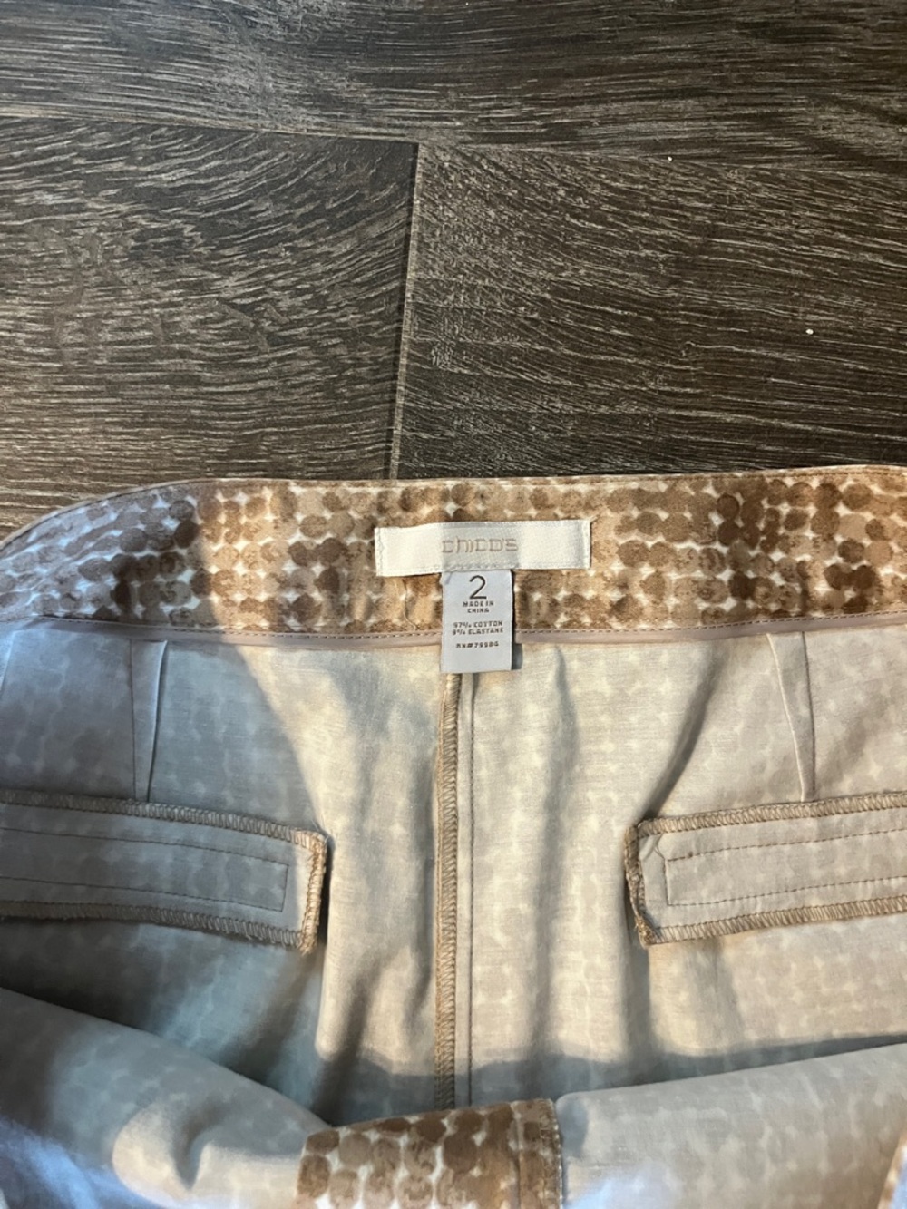 💛 Women’s Chico’s Tan Patterned Cropped Pants Size 2 (12) - Picture 5 of 6
